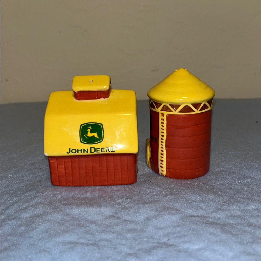 2002 Gibson The John Deere 'On The Farm' Ceramic Salt & Pepper Shaker Set - Picture 4 of 14